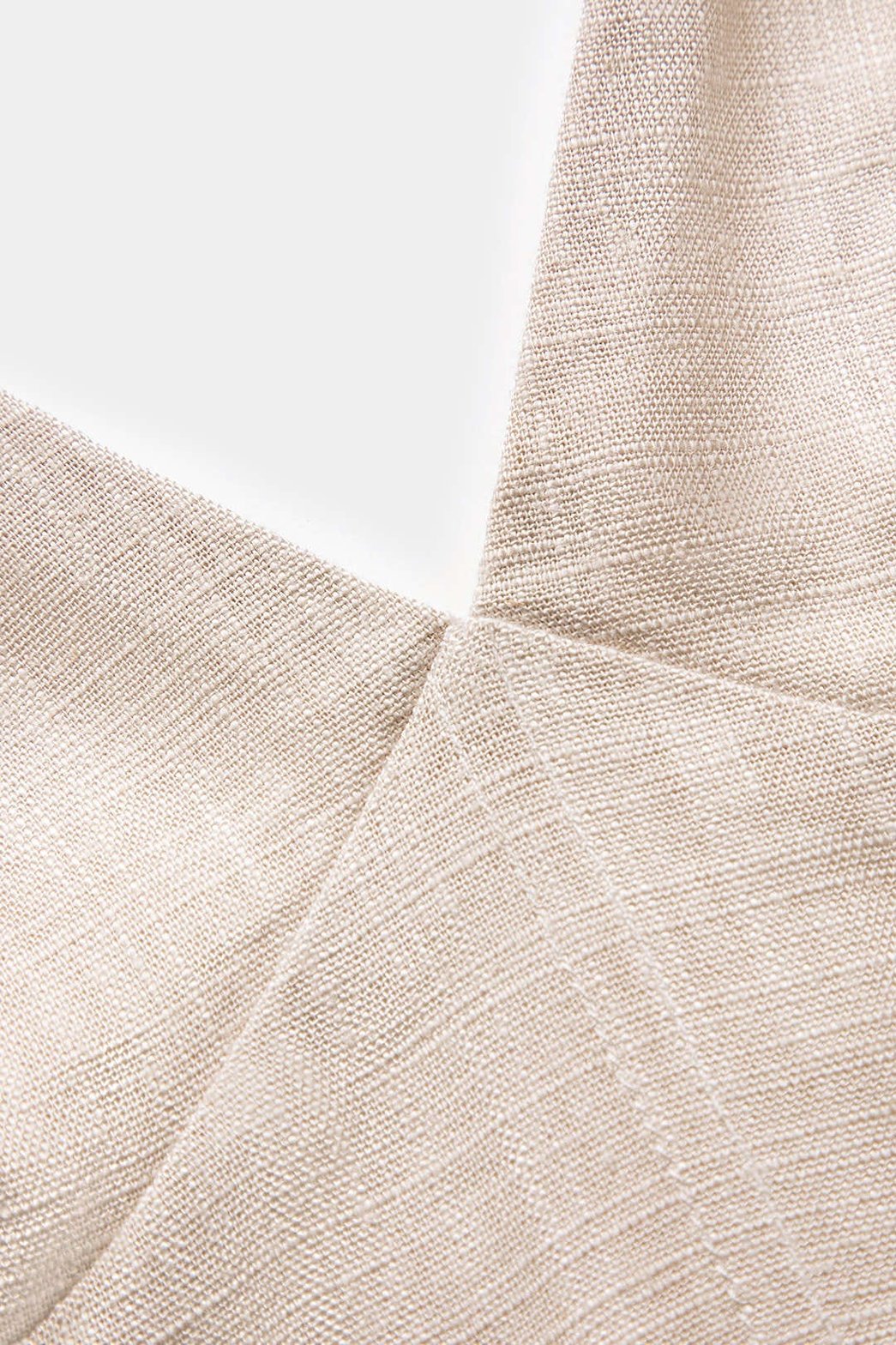 Robe mini plissée en lin beige détail plis grâce