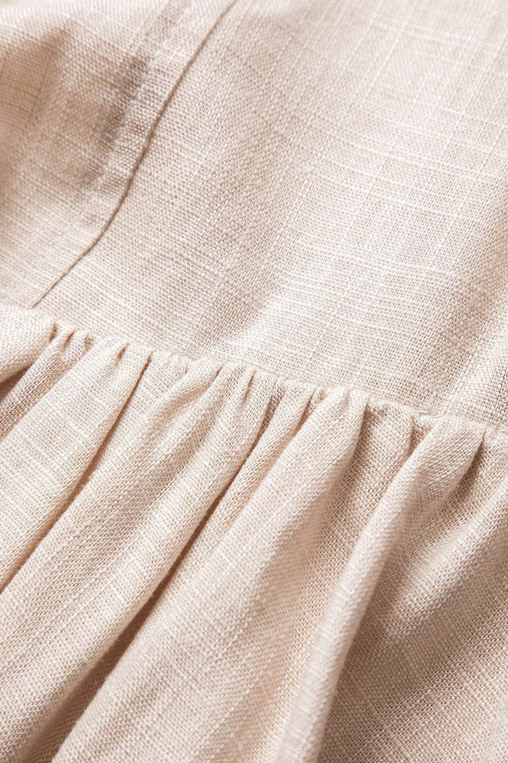 Robe mini plissée en lin beige détail tissu légèreté