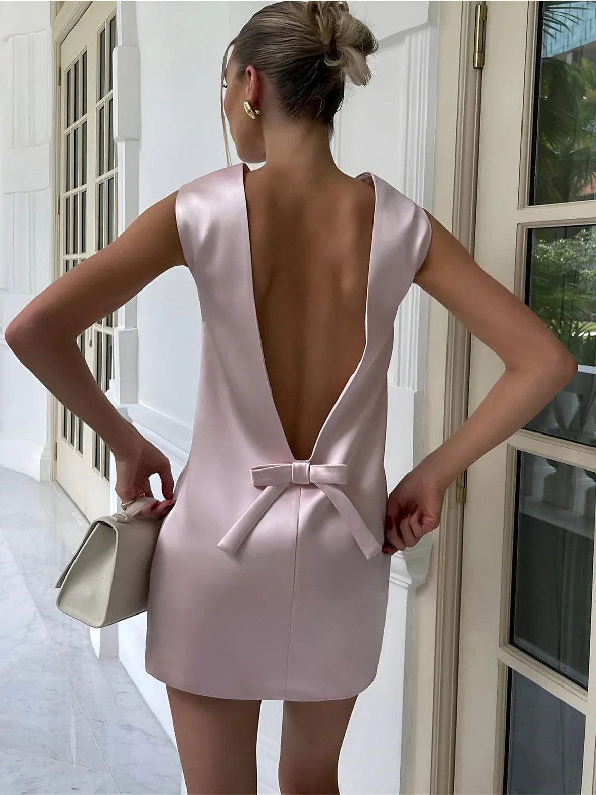 Robe élégante en satin vue de dos perle