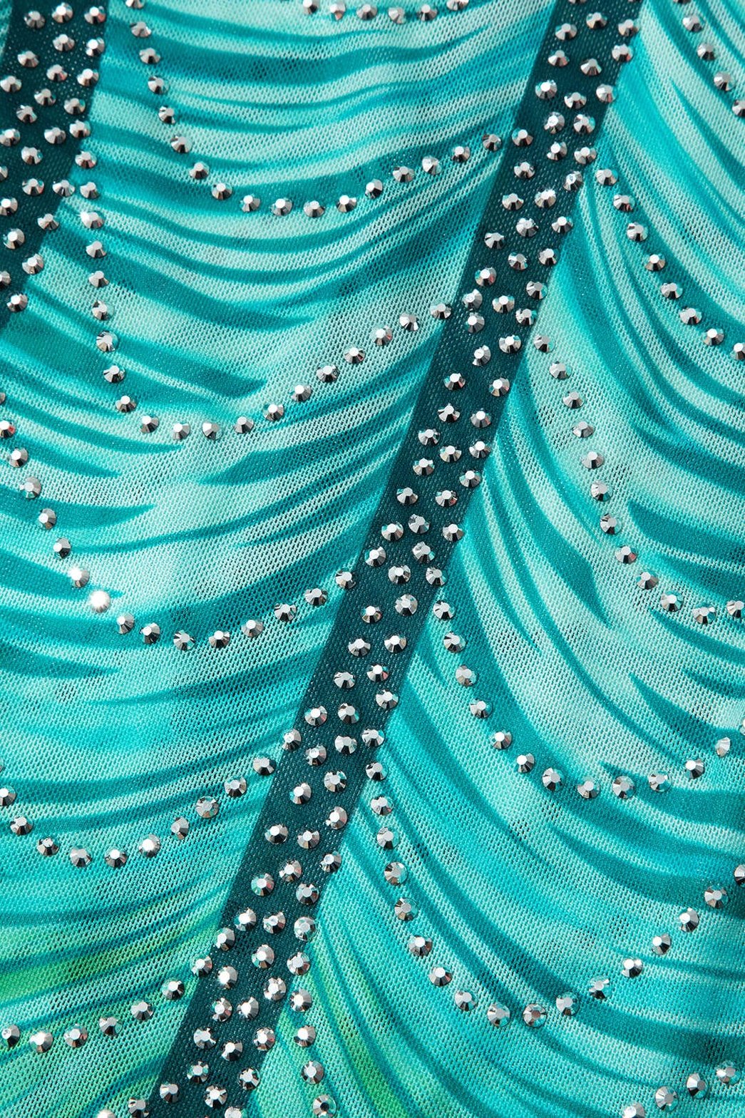 Vue complète robe moulante cascade