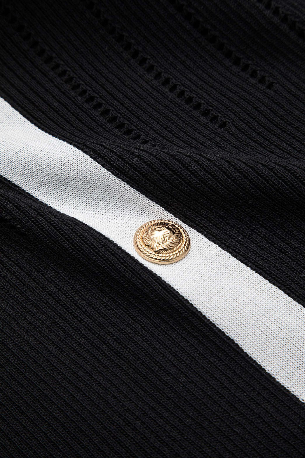 Détail des boutons dorés sur robe maille nuage