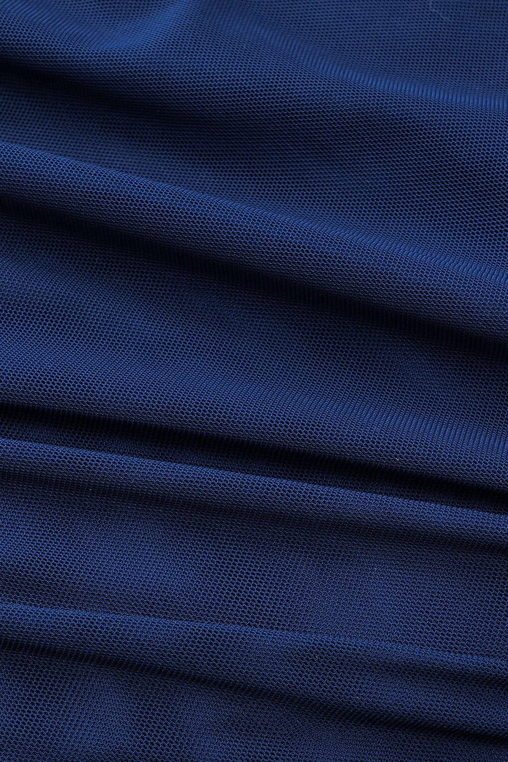 Détail de la robe moulante bleue semi-transparente nuage