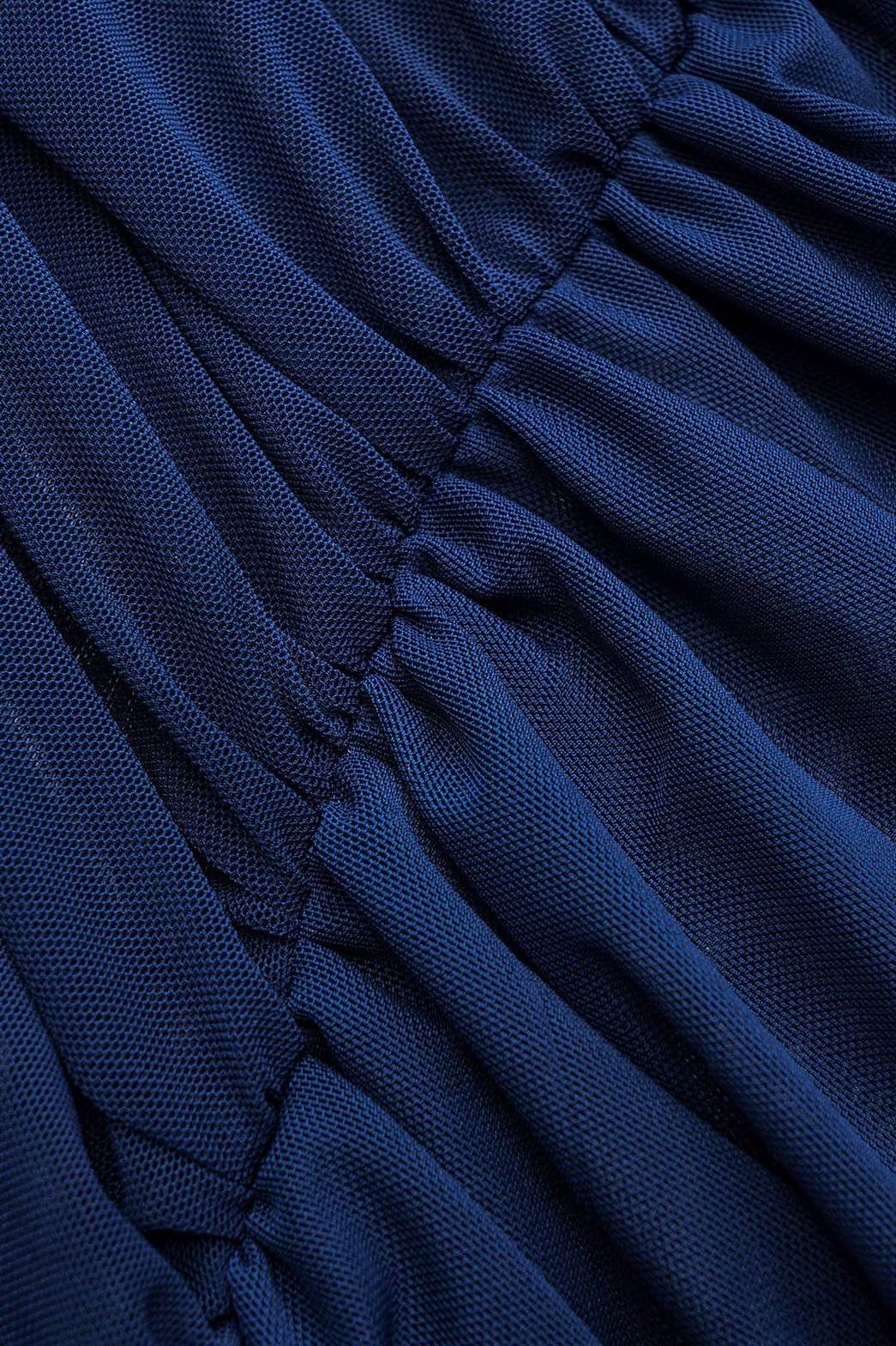 Robe moulante bleue semi-transparente vue de côté lune