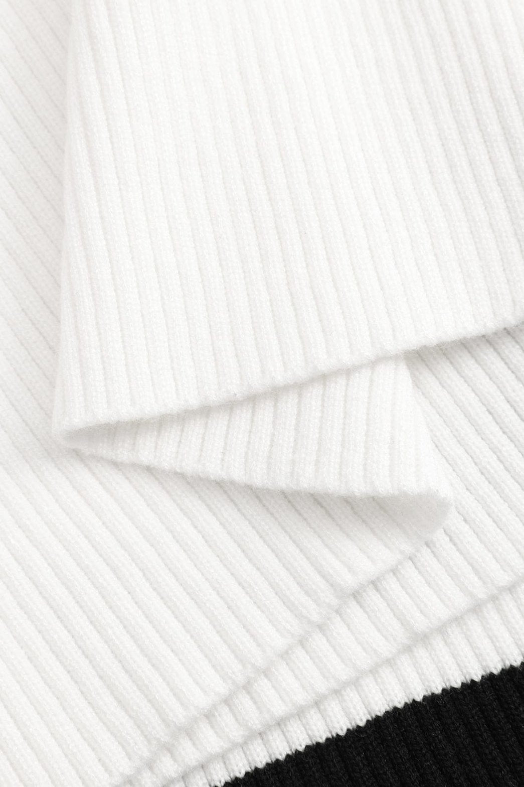 Vue rapprochée de la robe zébrée vent