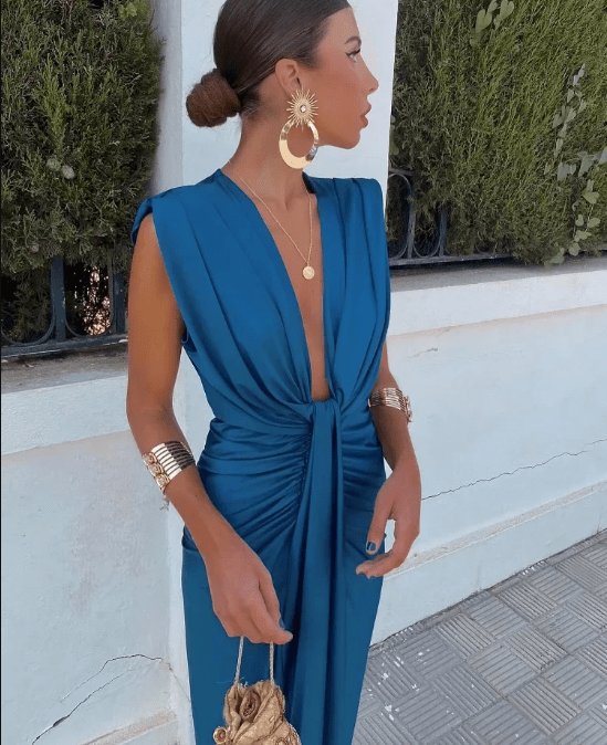 Robe plissée bleue portée avec élégance soleil