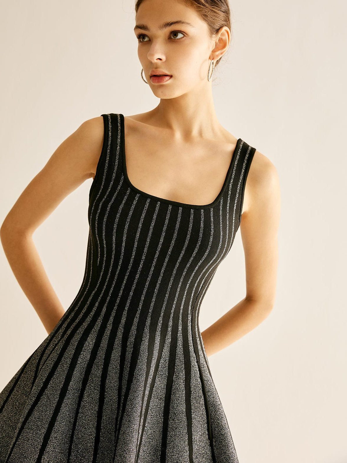 Robe pull rayée vue de dos nuage