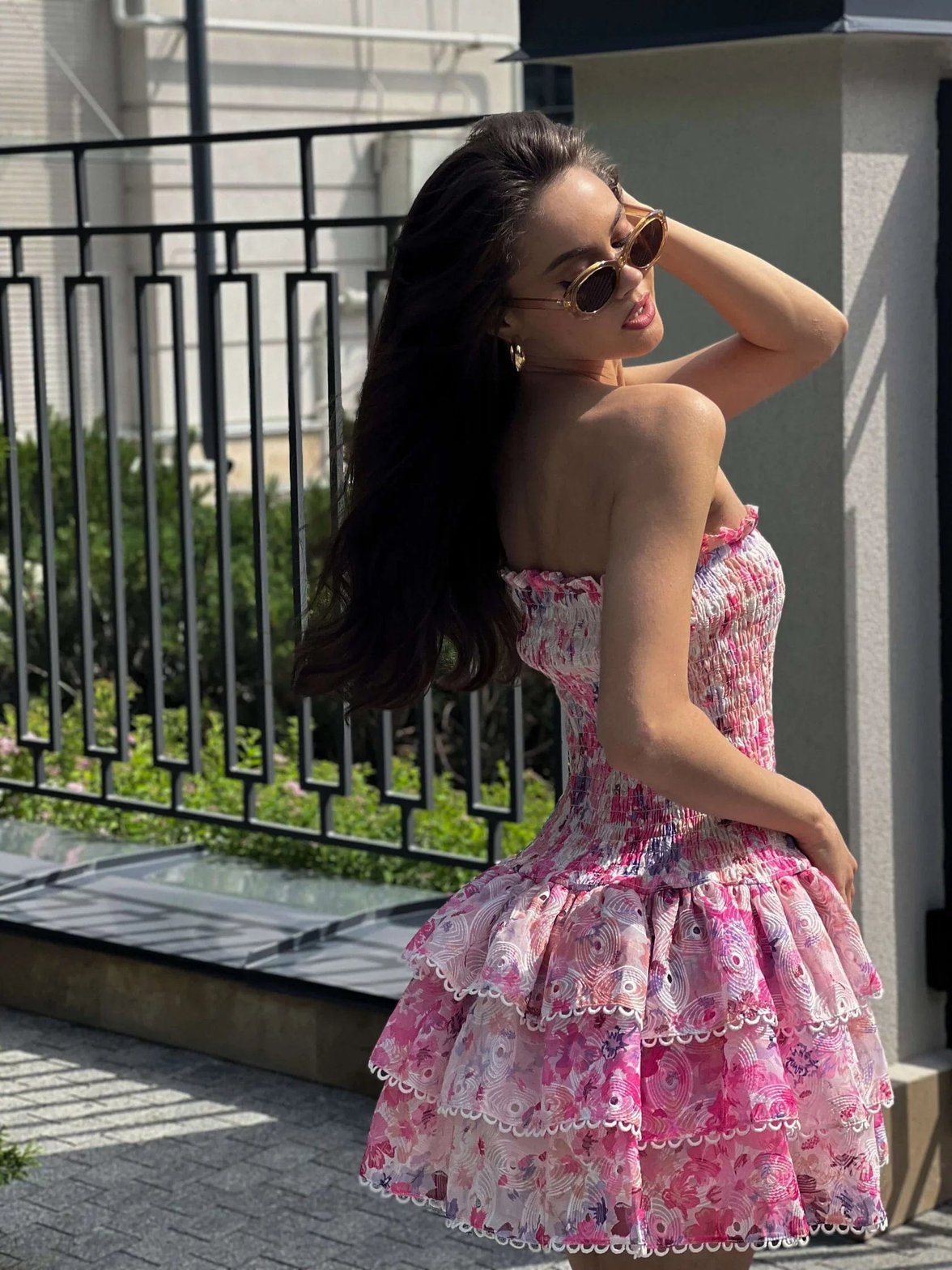 Robe élégante florale rosée