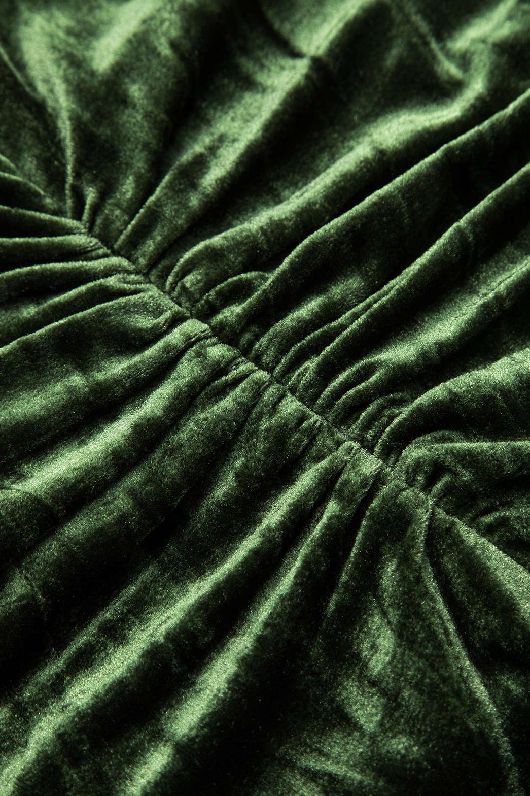 Robe velours verte vue latérale élégance