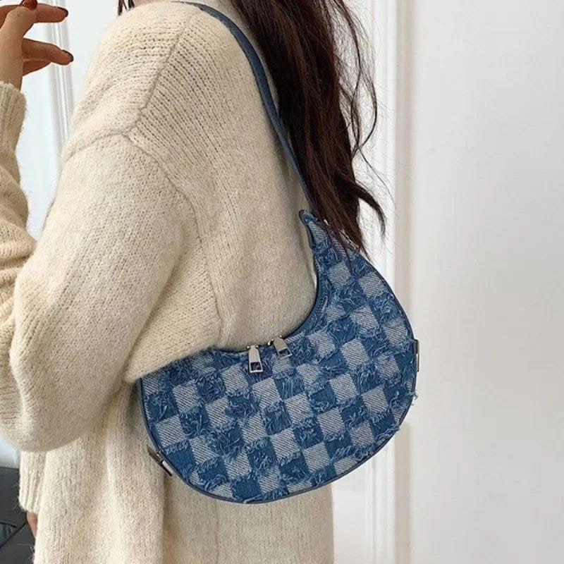 Sac baguette damier bleu vue avant soleil