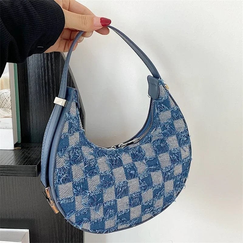 Sac baguette damier bleu porté épaule fleur
