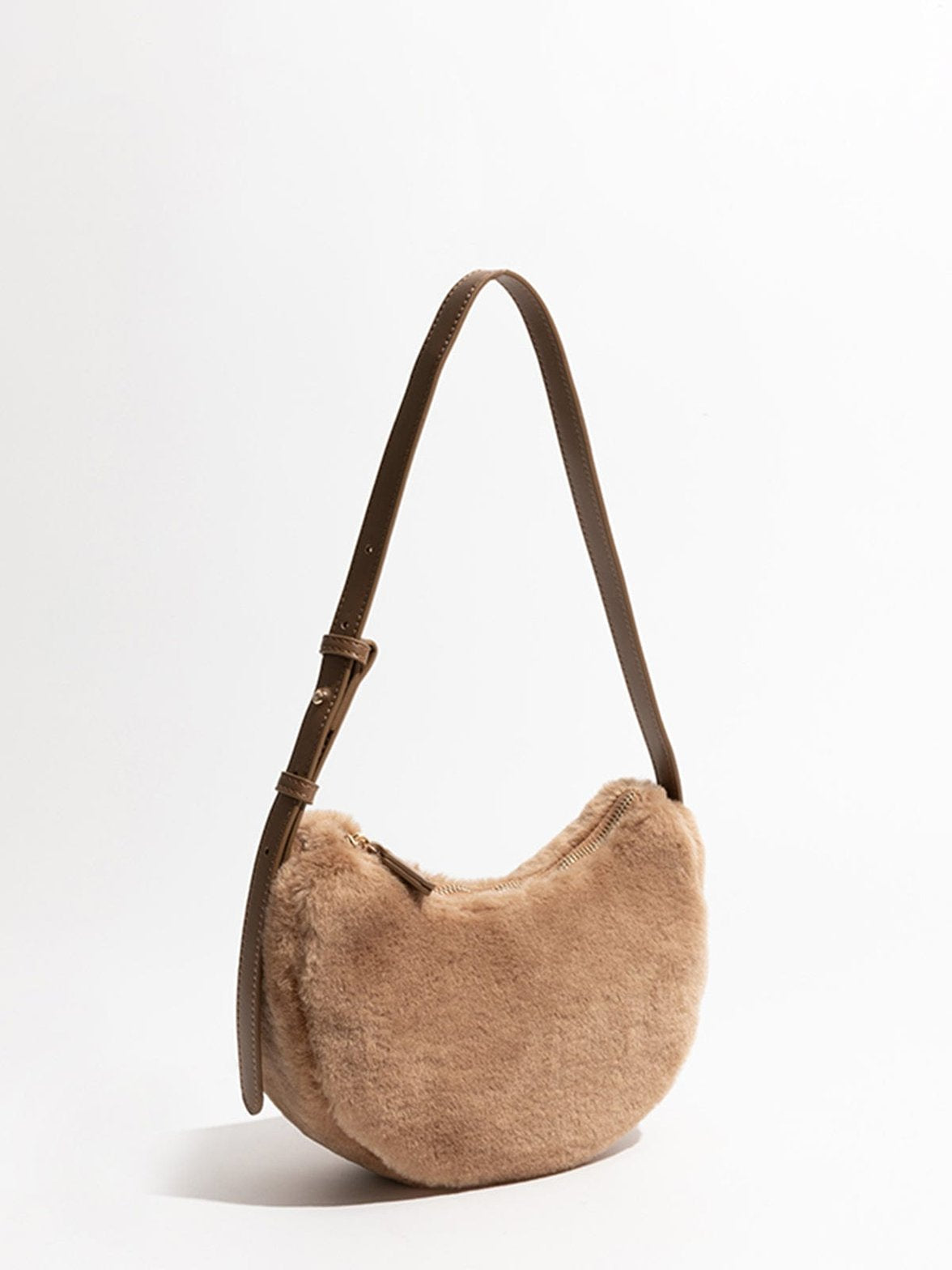 Sac baguette peluche porté épaule lune