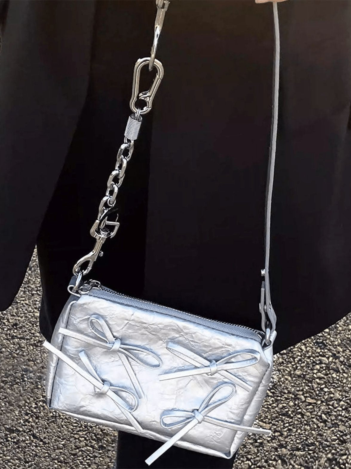 Vue de côté du sac métallisé luna