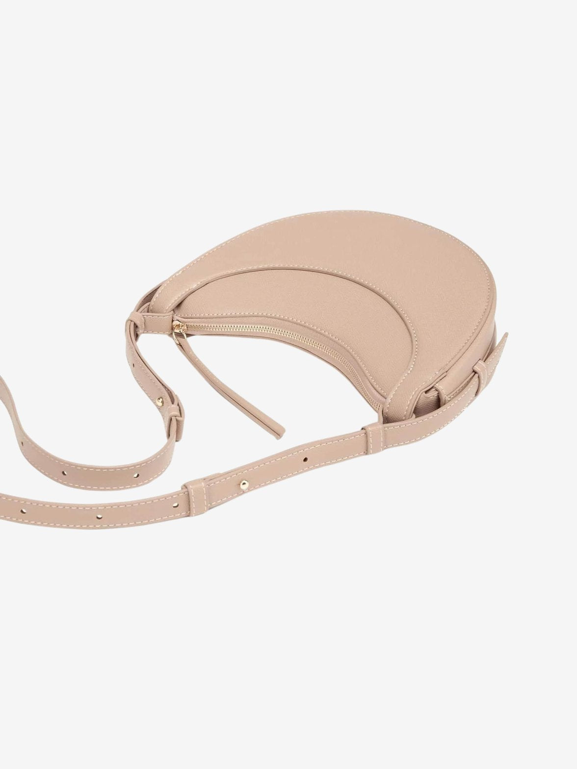 Sac porté avec tenue décontractée rosée