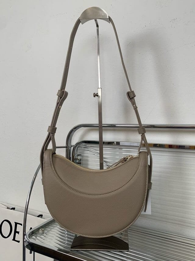 Détails du sac bandoulière en cuir végétal danse