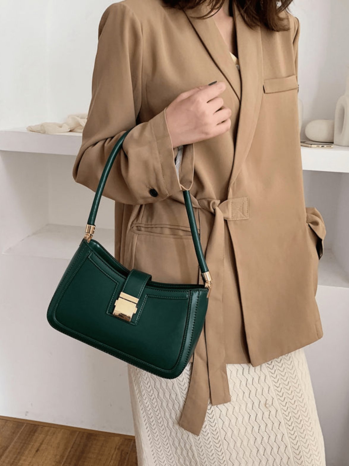 Sac à main noir détail fermoir étoile