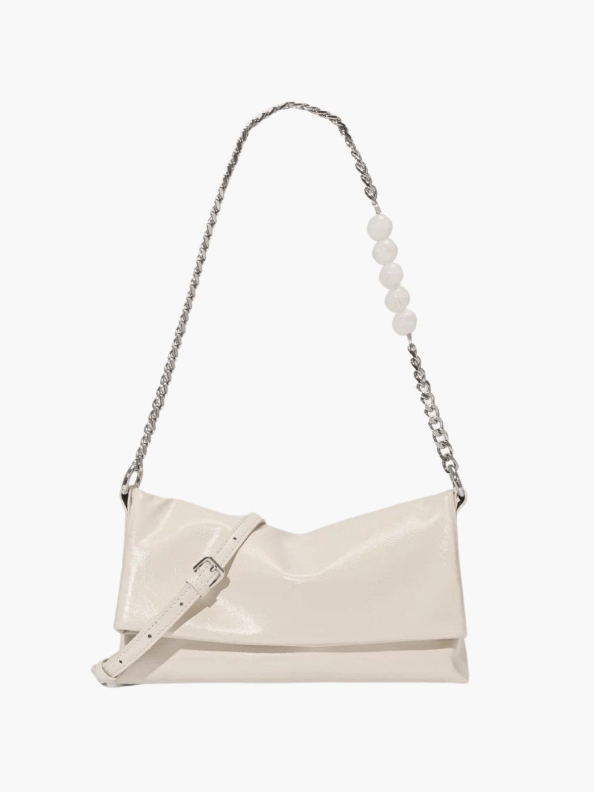 Sac bandoulière en cuir blanc cassé porté épaule cristal
