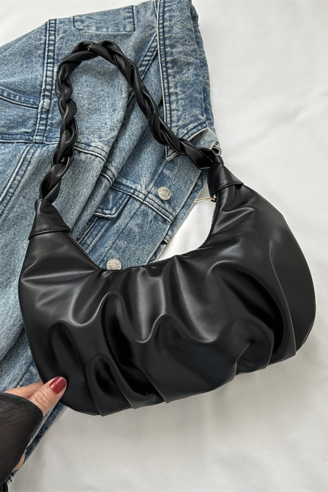 Sac bandoulière noir porté étoile