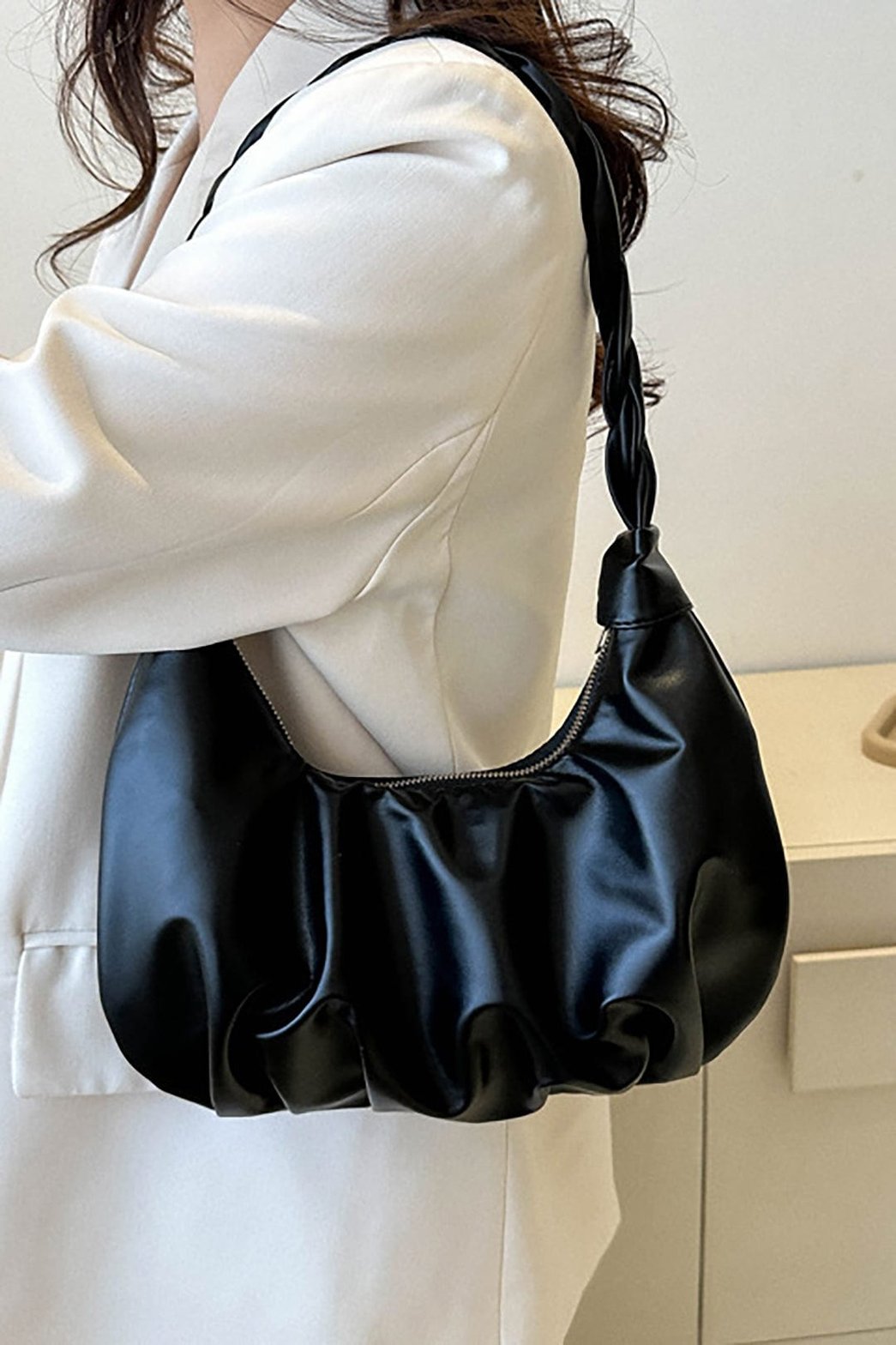 Sac bandoulière noir vue de côté fleur