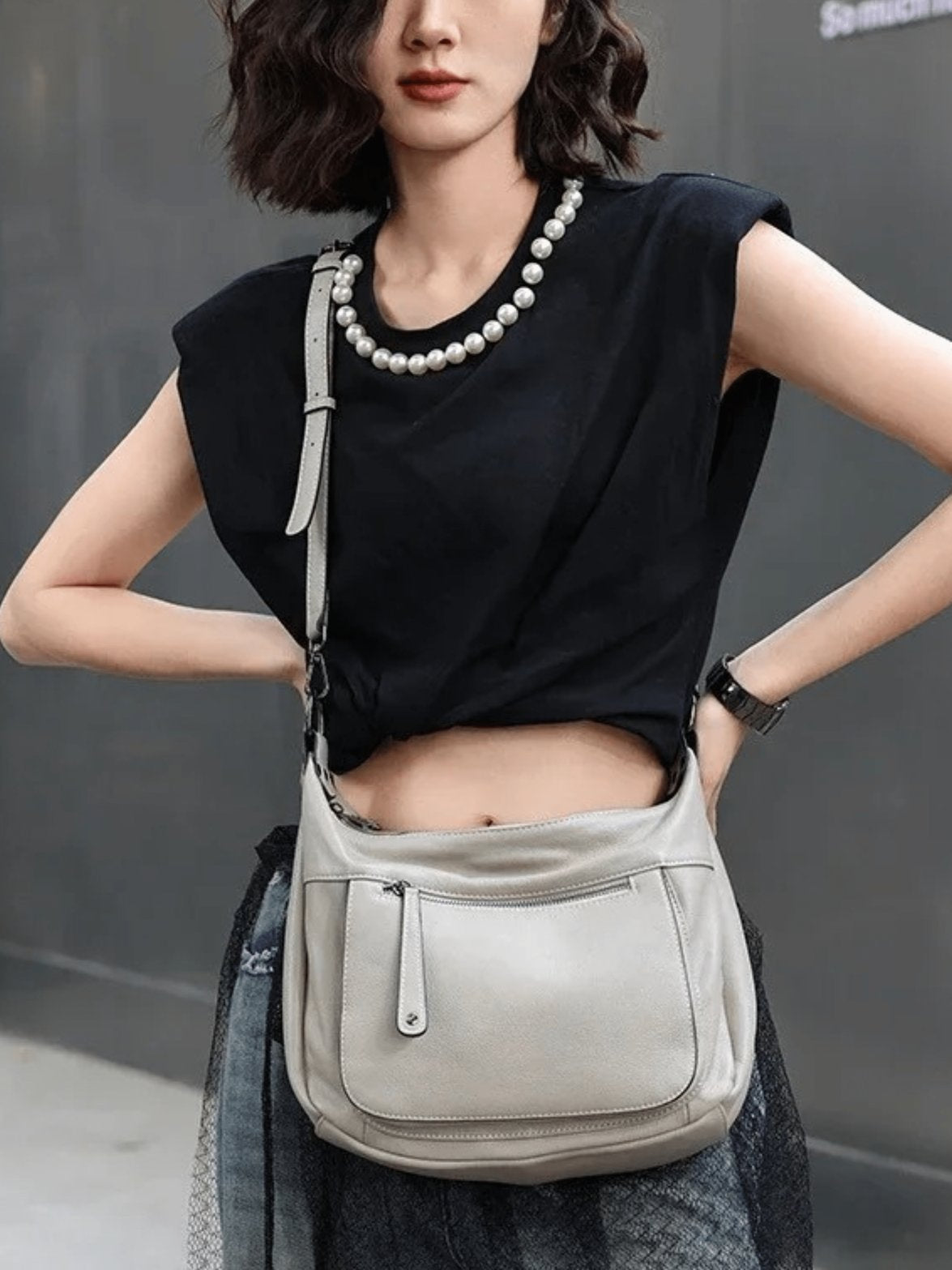 Sac en cuir gris porté épaule pluie