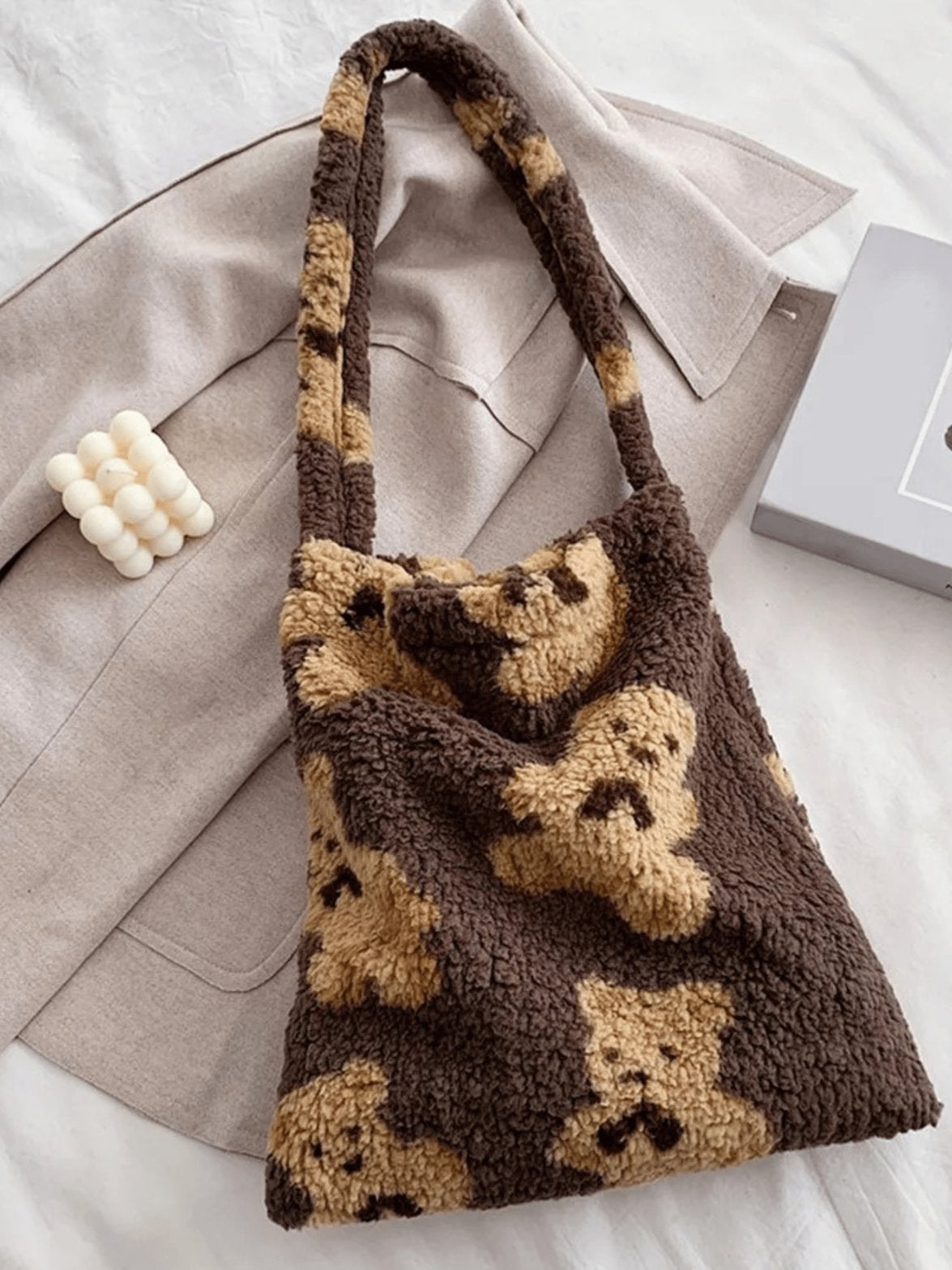 Détail fermeture sac bandoulière peluche cristal