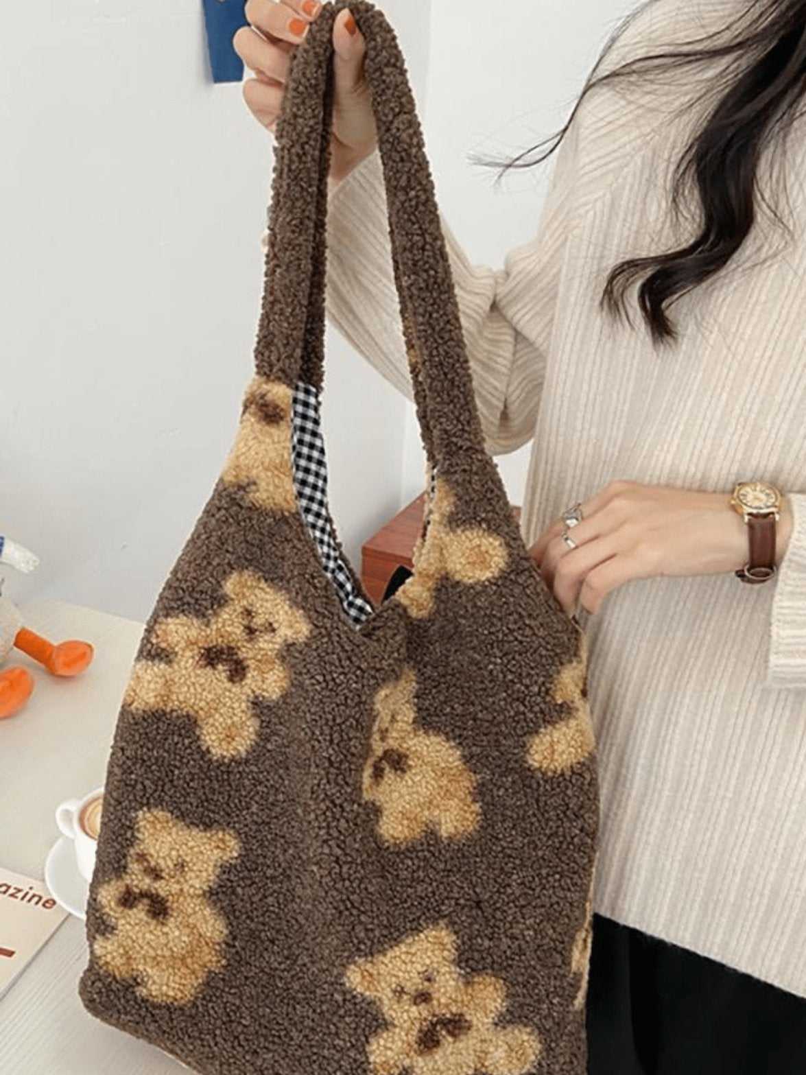 Sac à bandoulière peluche noir détail rainbow