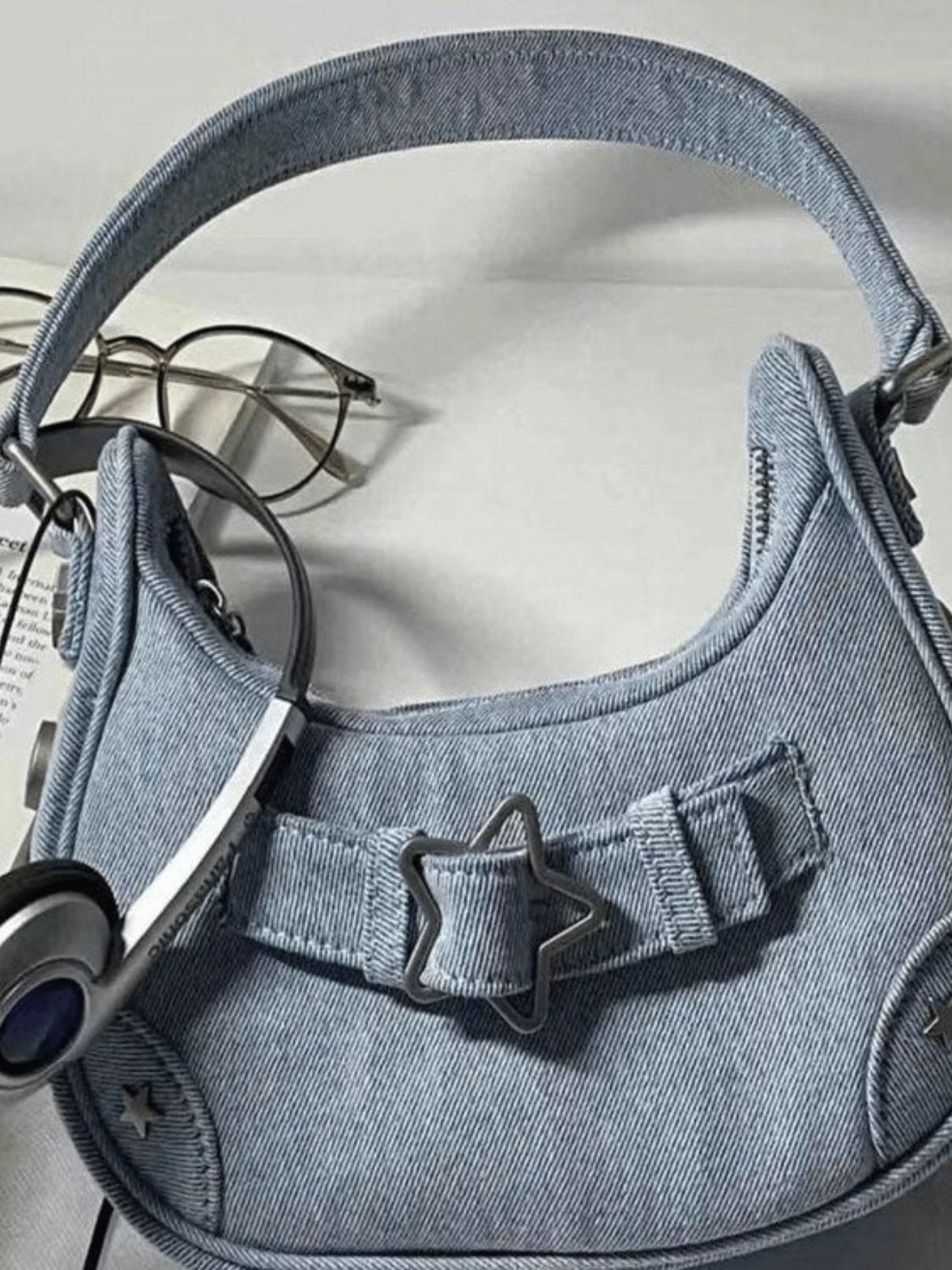 Sac bandoulière rétro végan blanc vue dessus lune