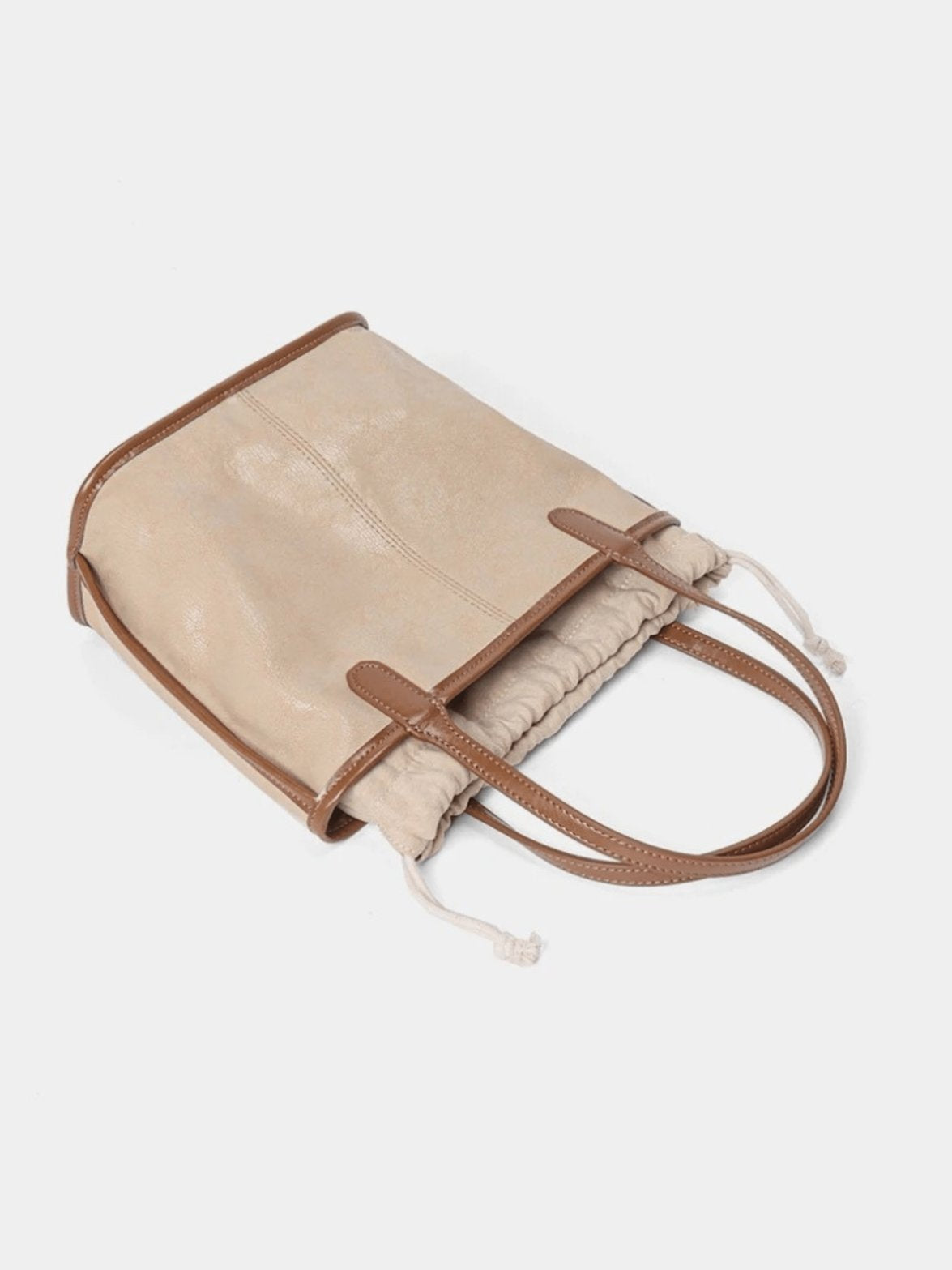 Vue latérale du sac en cuir élégant