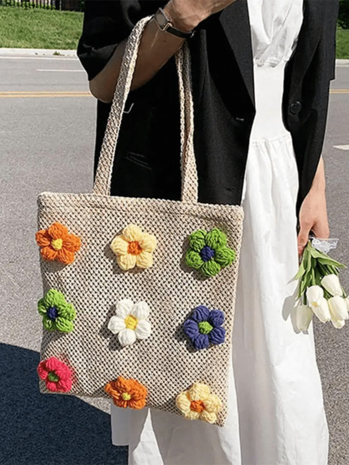 Détail des fleurs en crochet arc-en-ciel