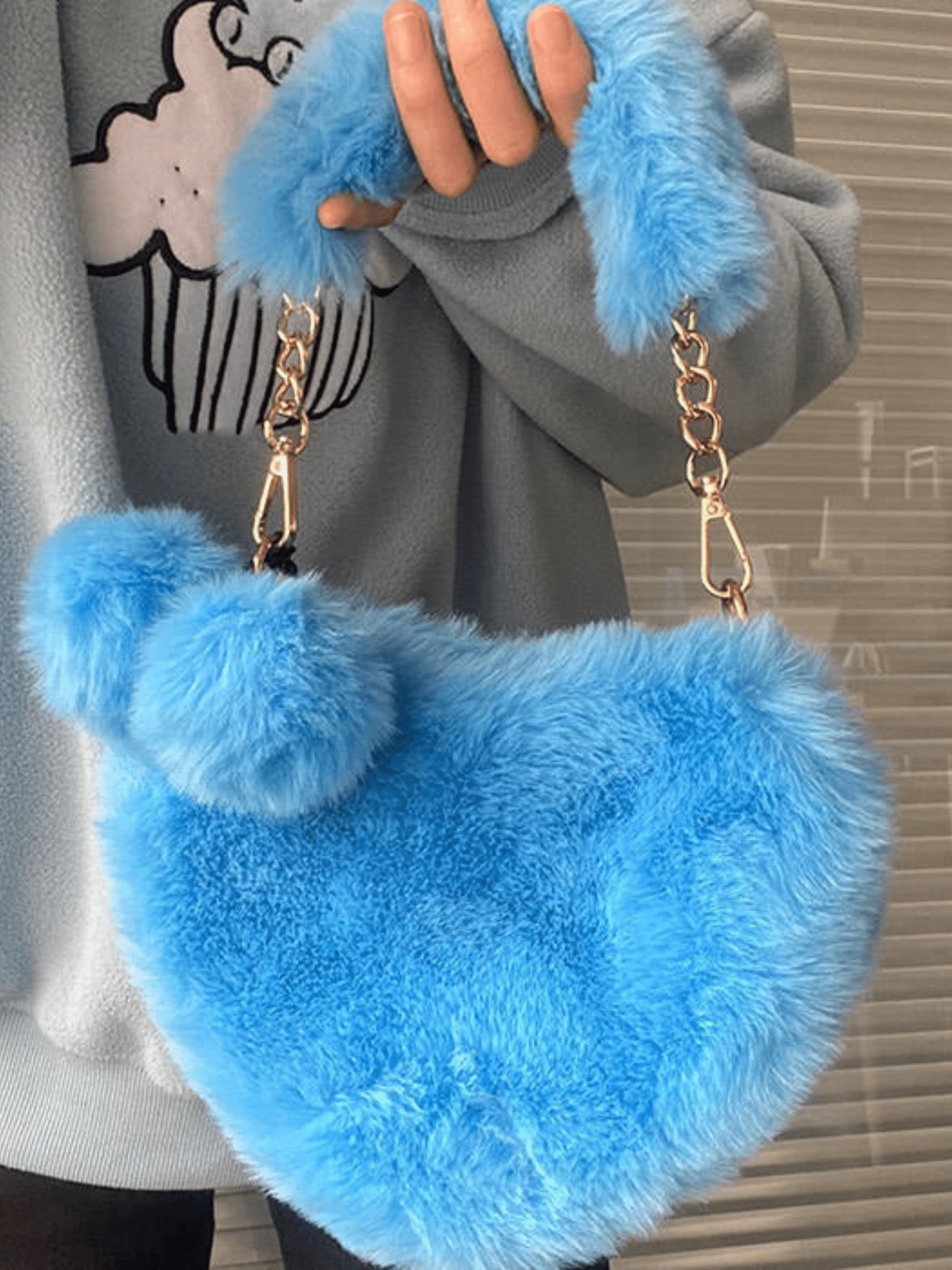 Sac cœur peluche beige vue portée arc-en-ciel