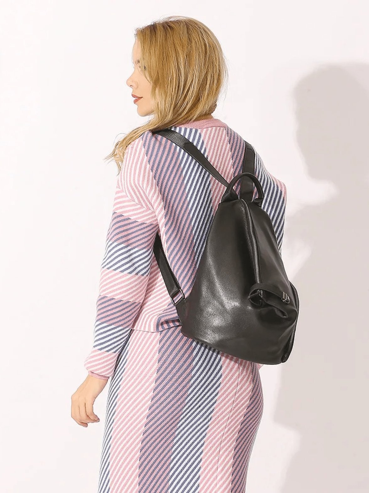 Sac à dos en cuir gris détail fermeture éclair vent