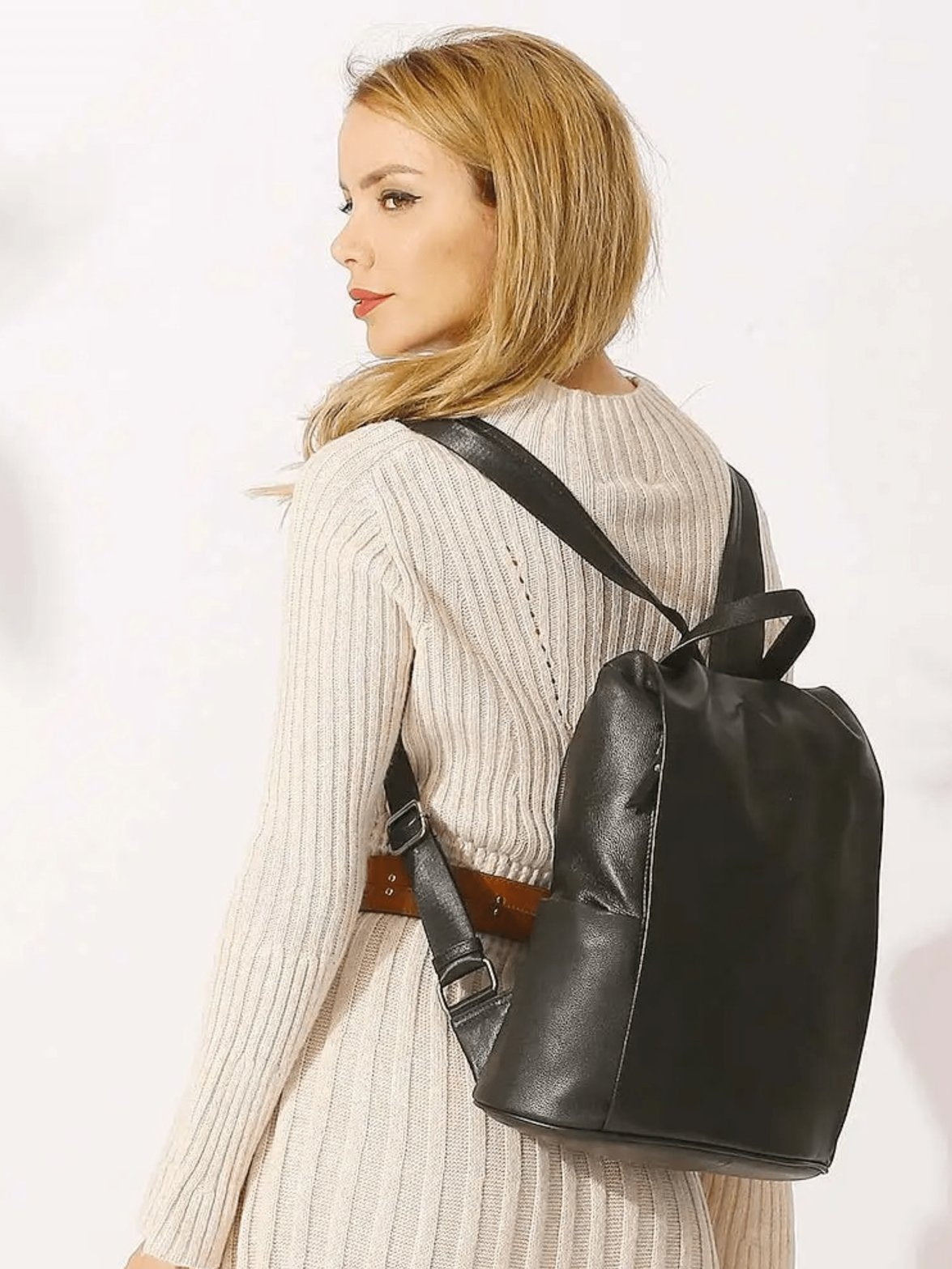 Vue de côté du sac à dos en cuir melody