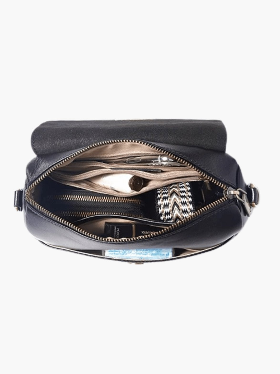 Sac en cuir noir porté épaule océan