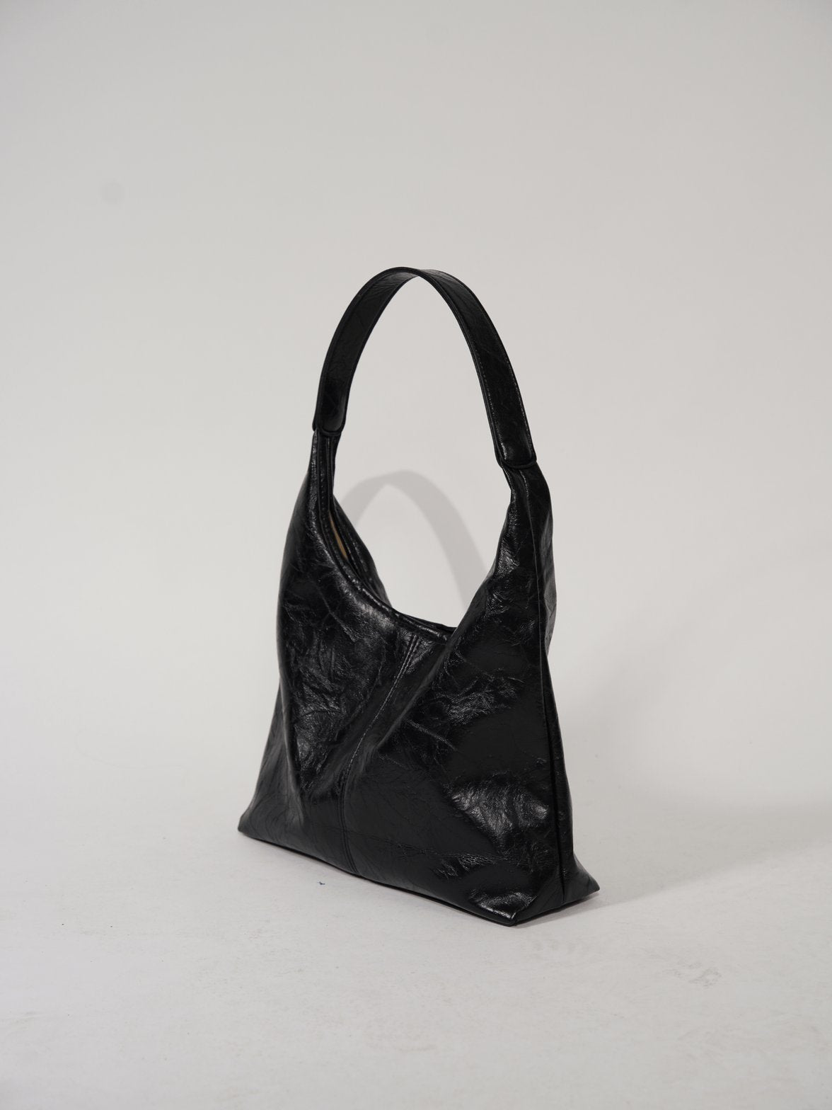 Sac hobo noir porté épaule élégant