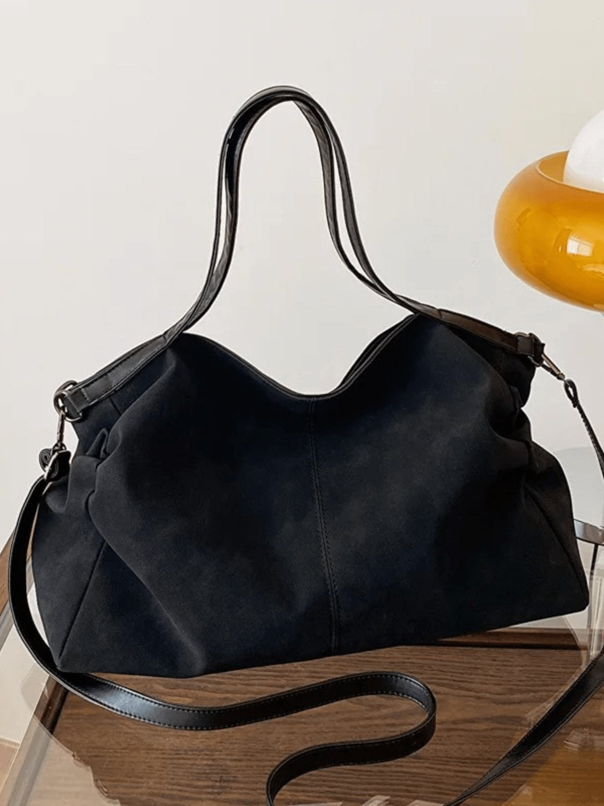 Sac hobo en daim caramel vue détaillée nuage