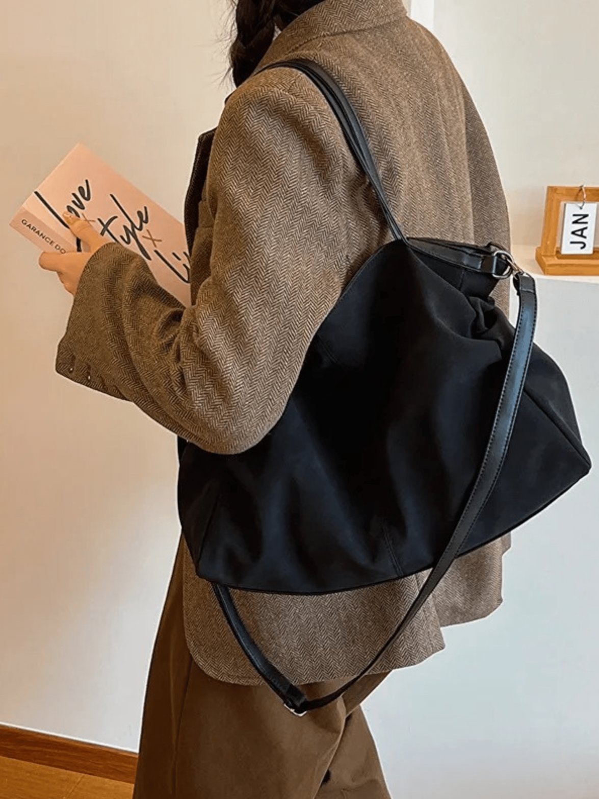 Sac hobo en daim caramel vue de côté étoile