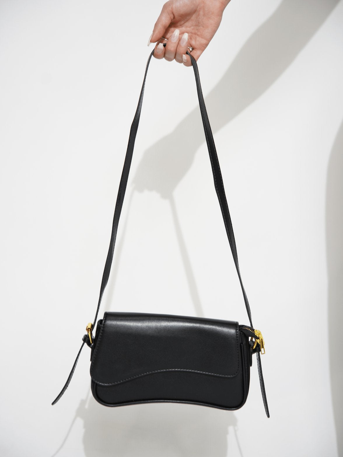 Vue latérale sac rouge rose