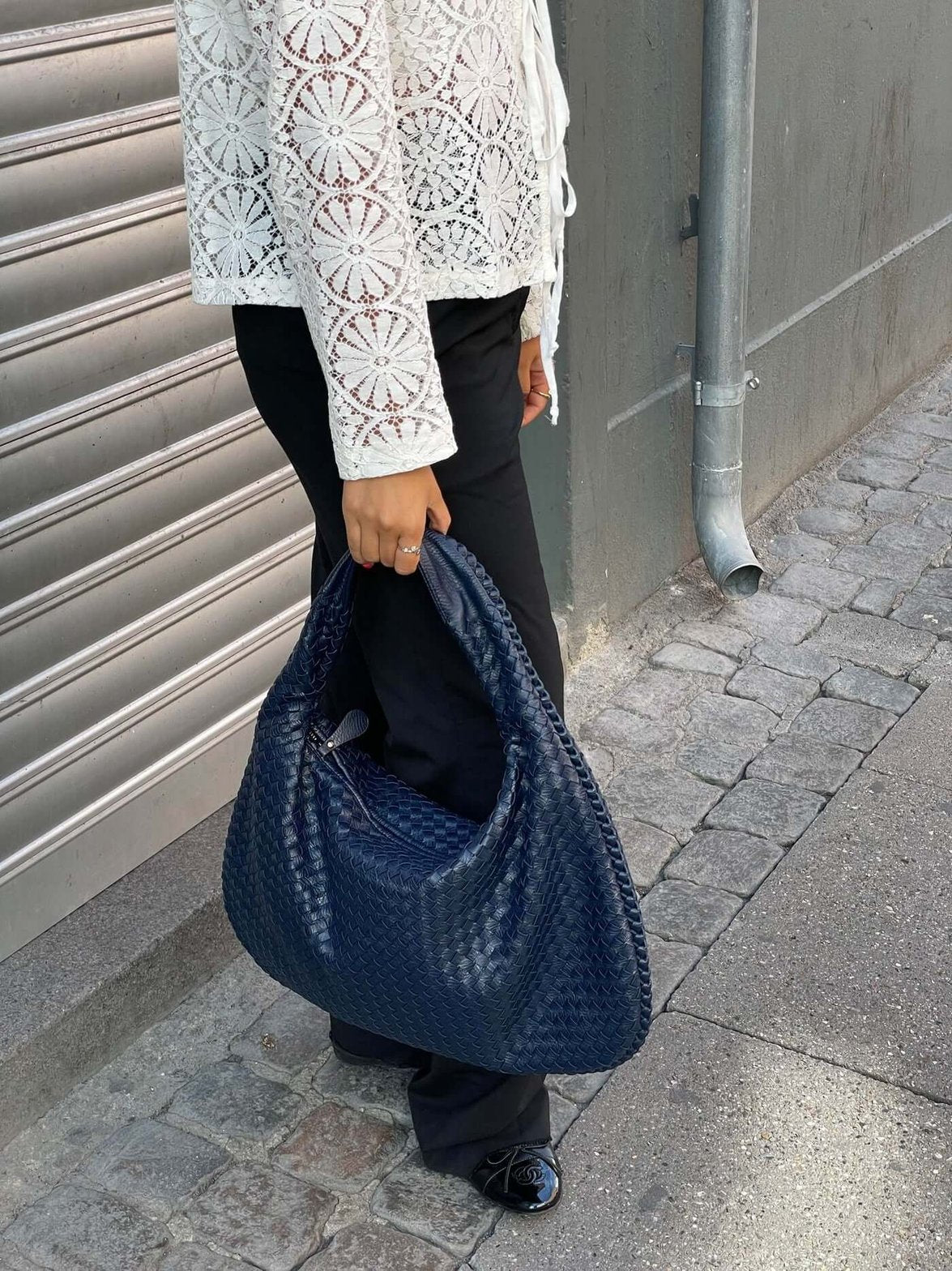 Sac tressé bleu marine vue frontale aube
