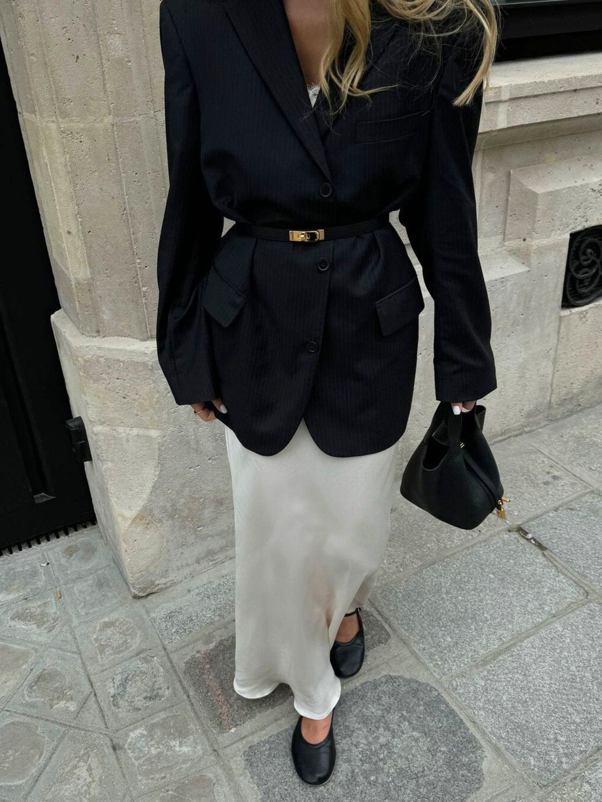 Vue de côté du sac beige élégance