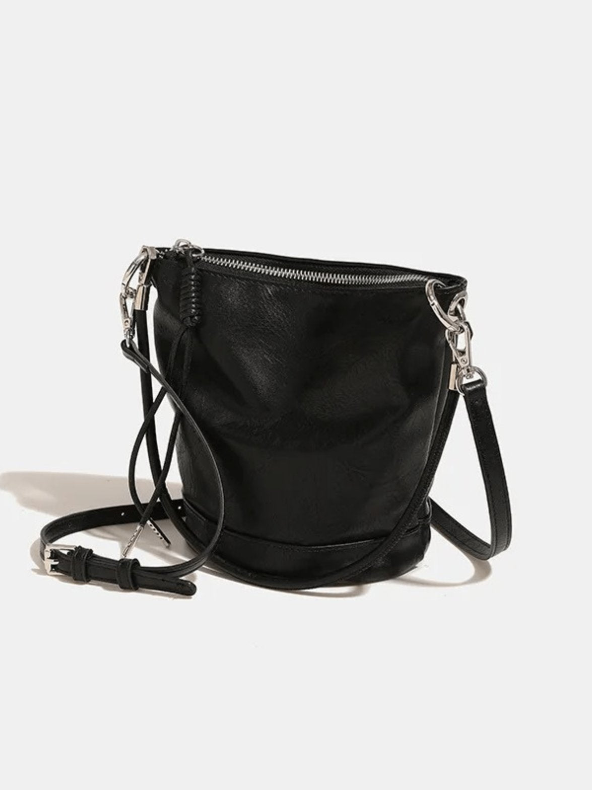 Vue latérale du sac en cuir noir étoile