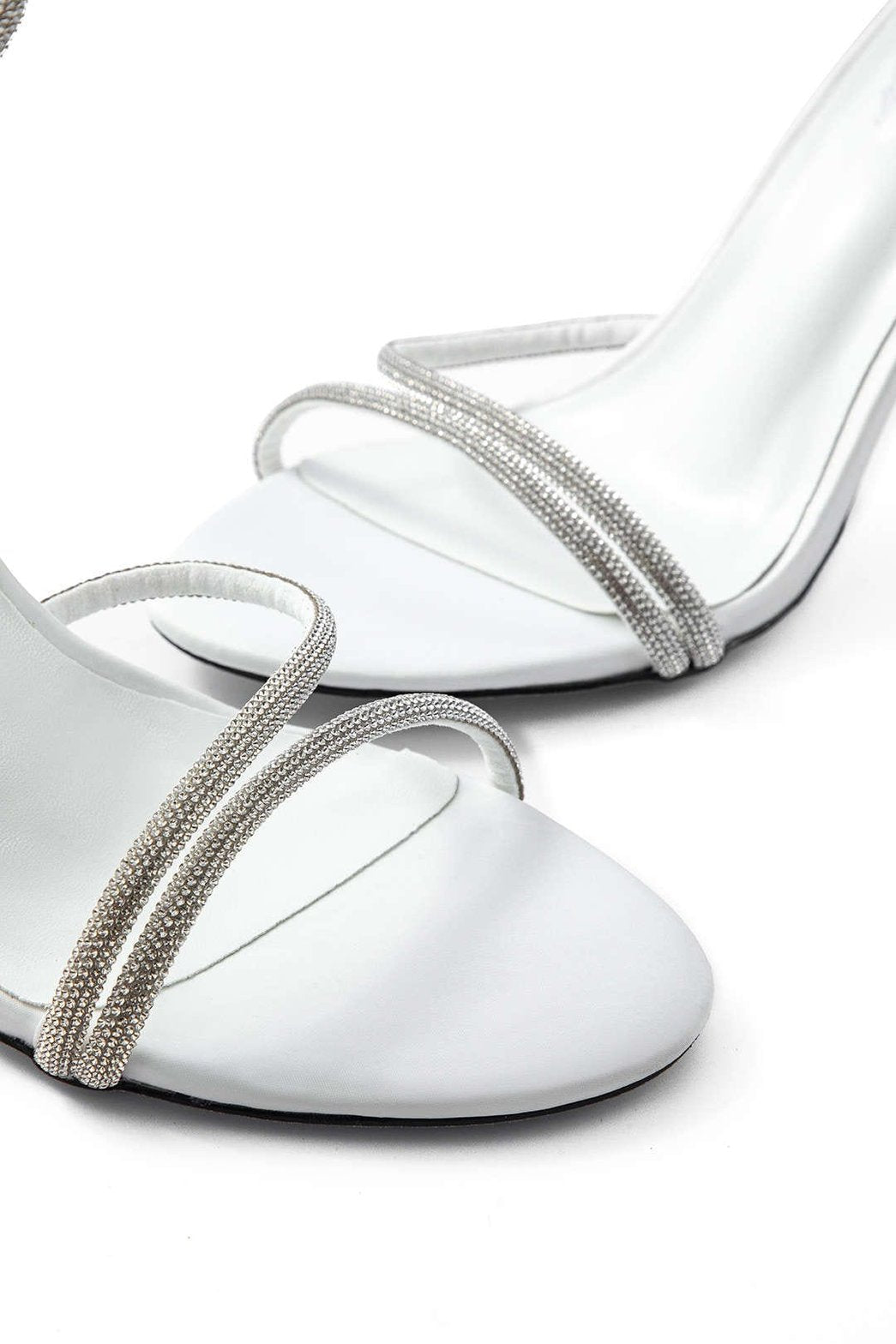 Détail de la finition des lanières dorées enchantement