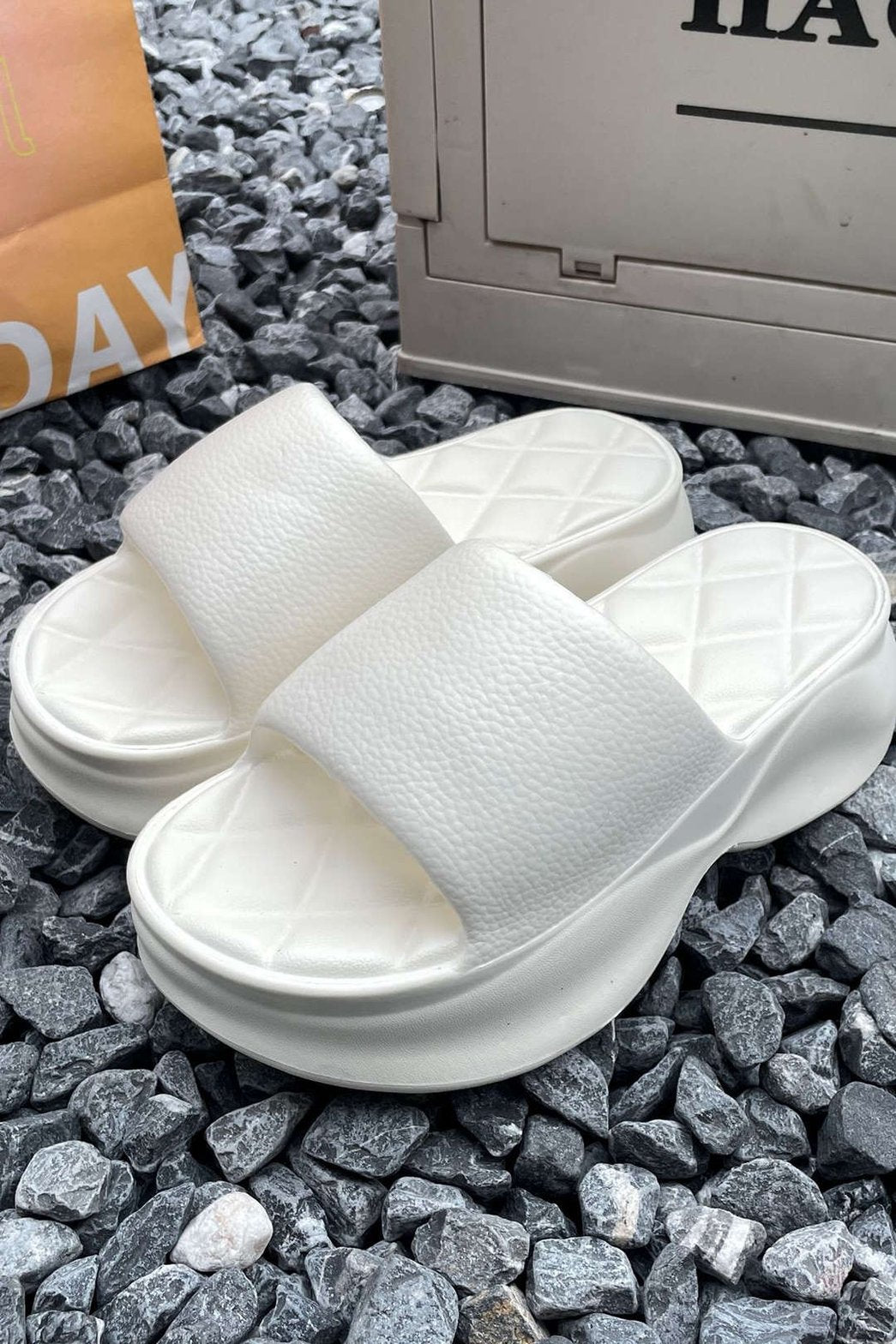 Sandales plateforme blanches vue dessus soleil