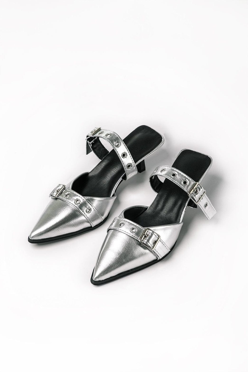 Sandales pointues argentées vue de dessus étoile