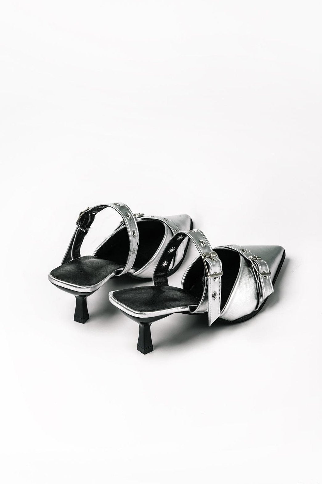 Sandales pointues argentées vue latérale cristal