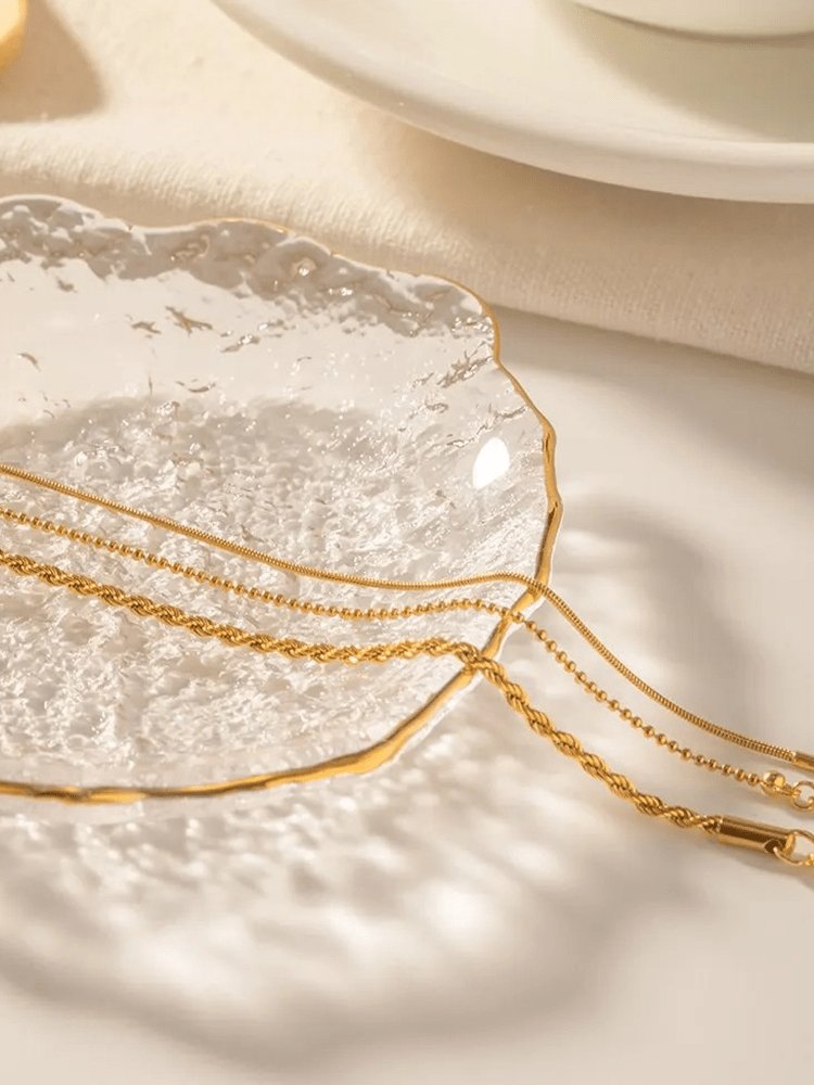 Bracelets plaqués or sur poignet élégance