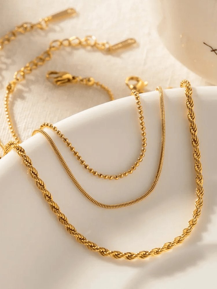 Détail des trois bracelets dorés douceur