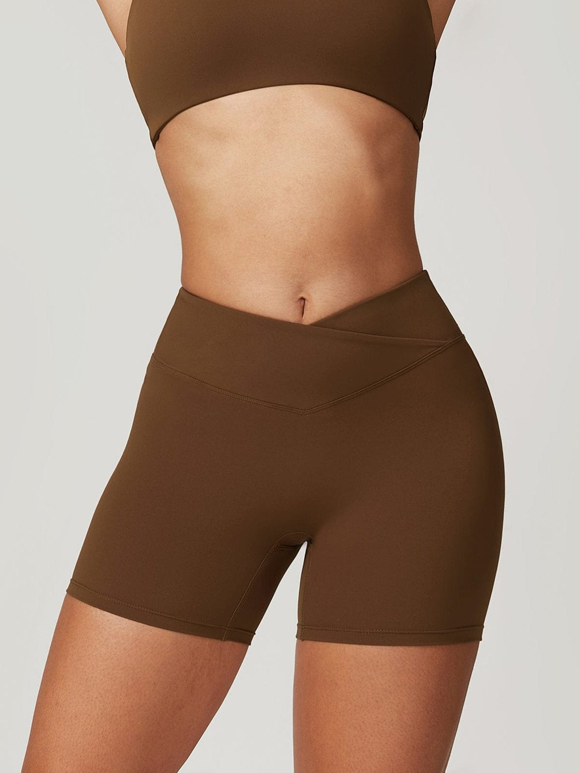 Short sportif moulant marron élégance