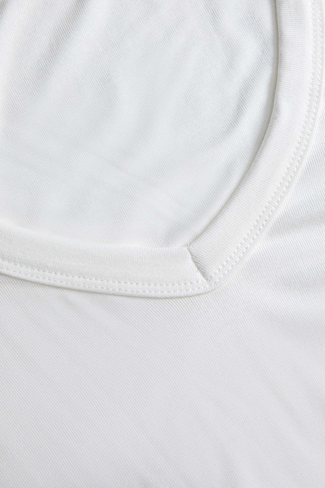 T-shirt blanc col V ajusté vue de profil étoile