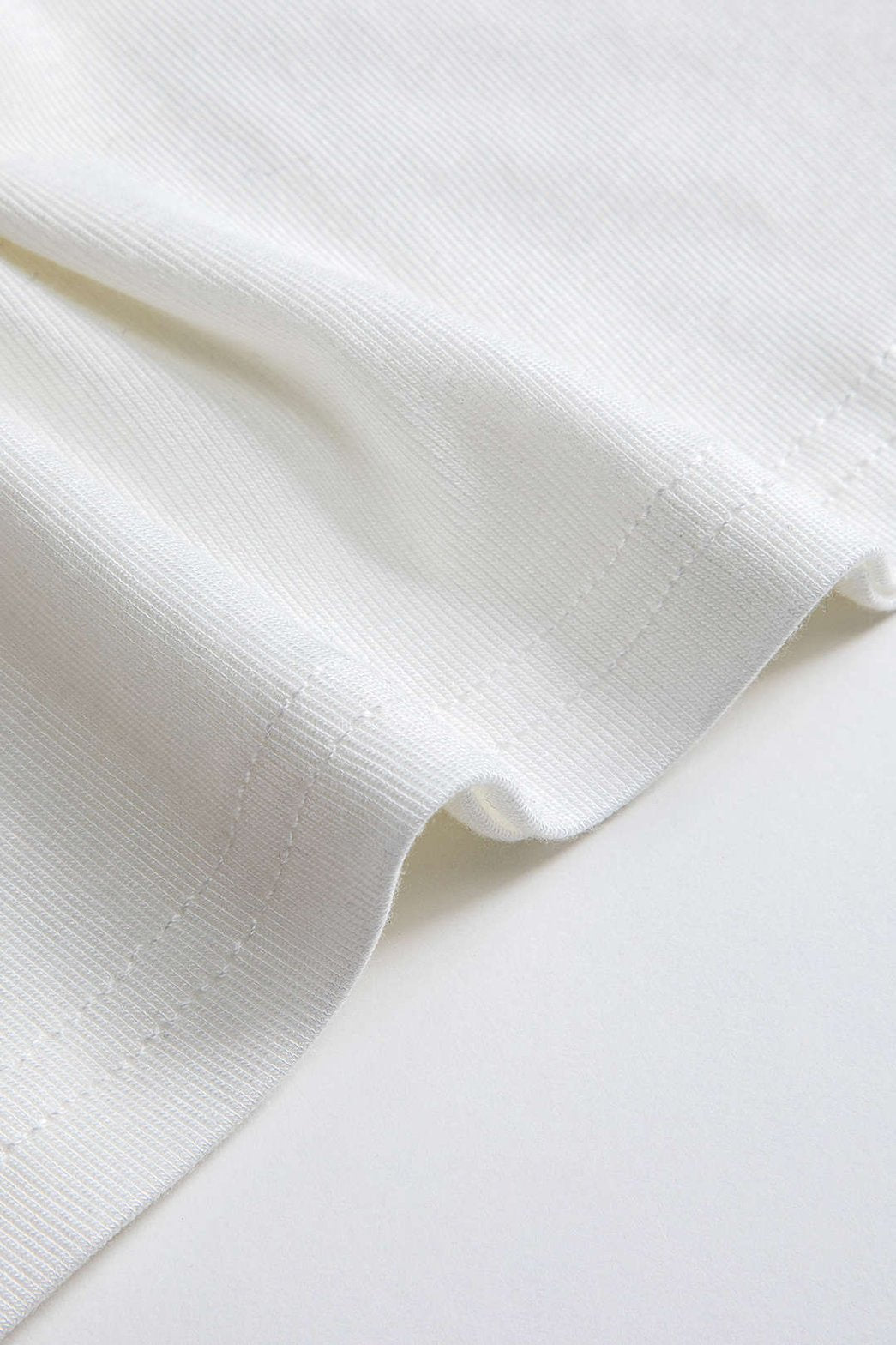 T-shirt blanc col V ajusté porté casual vent