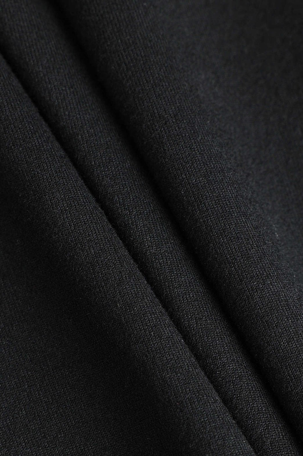 Détail du message sur t-shirt noir dynamique