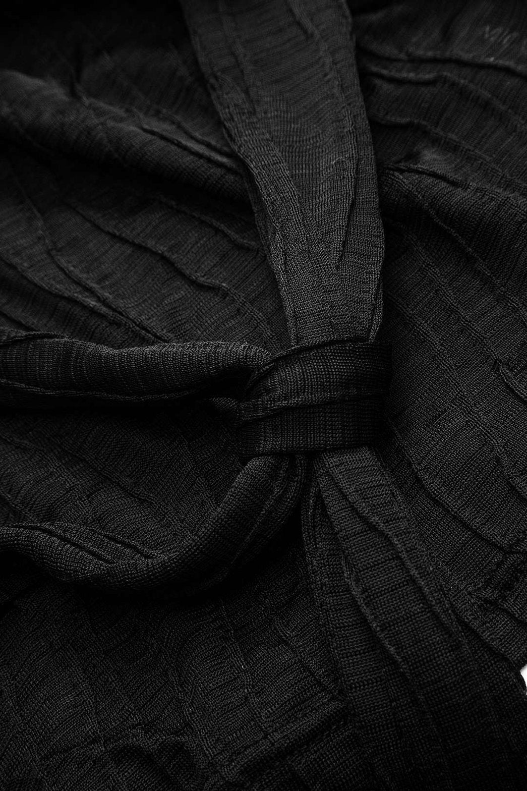 Top asymétrique noir drapé vue de côté étoile